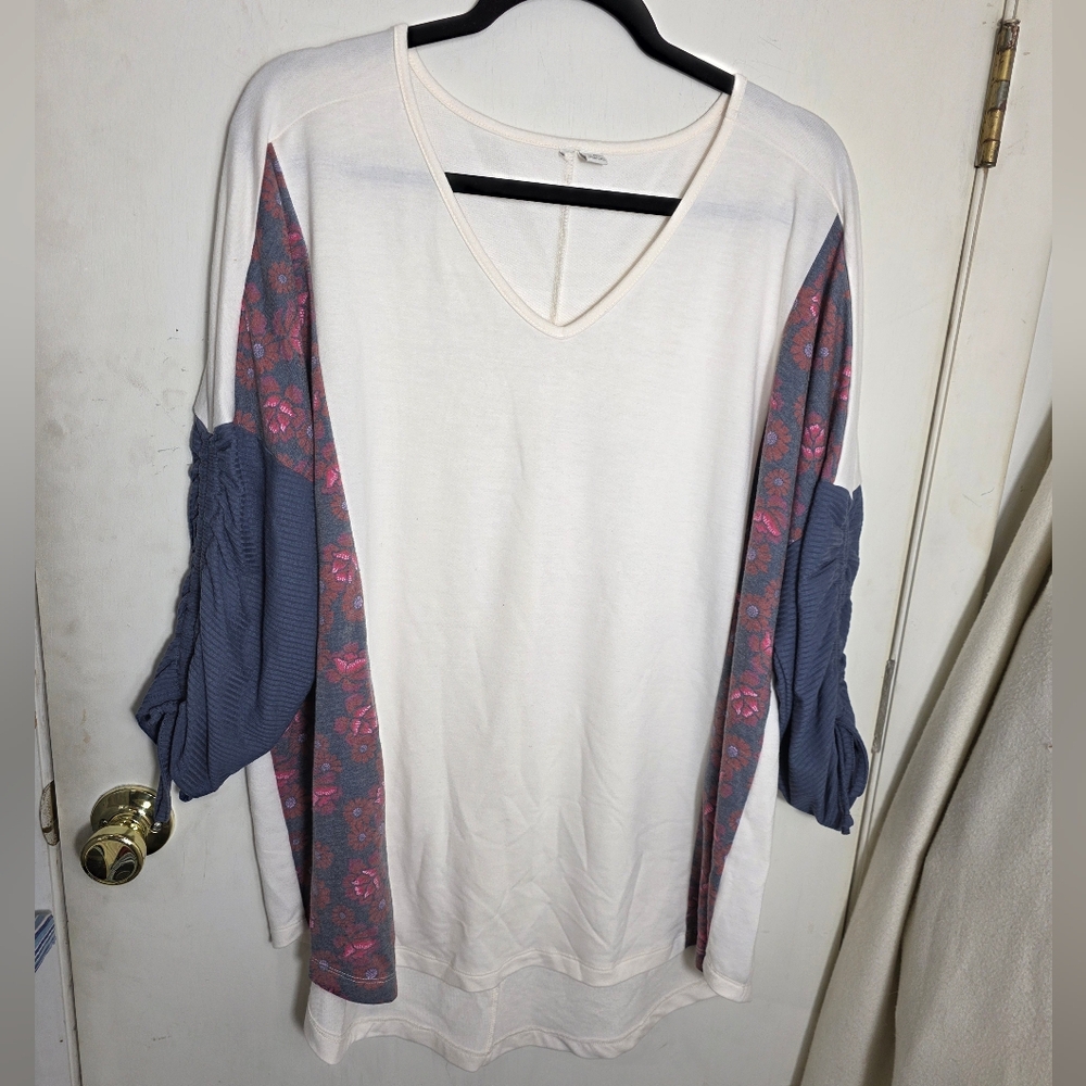 CATO Plus Size 22/24 V-Neck Colorblock Ivory Floral Blue Top
